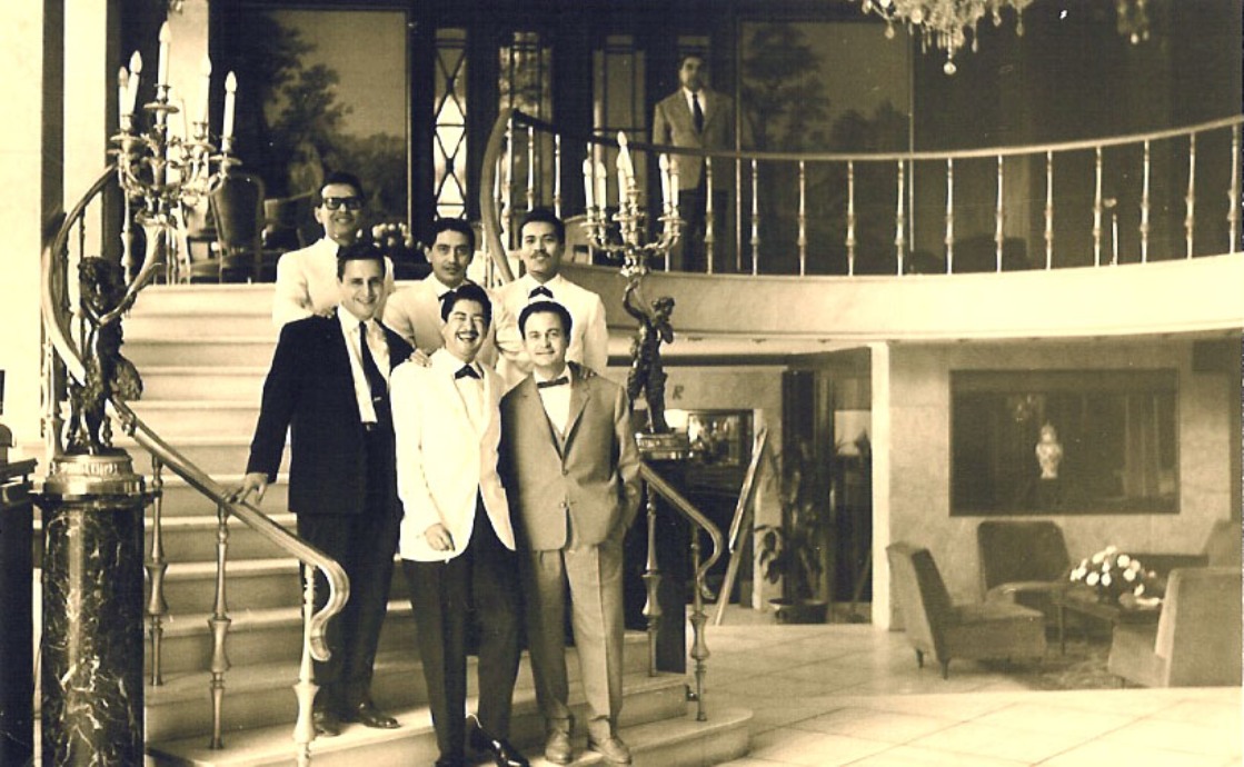 Tino Contreras y grupo en Atenas, Grecia. Primera gira a Europa. Hotel Acropole Palace