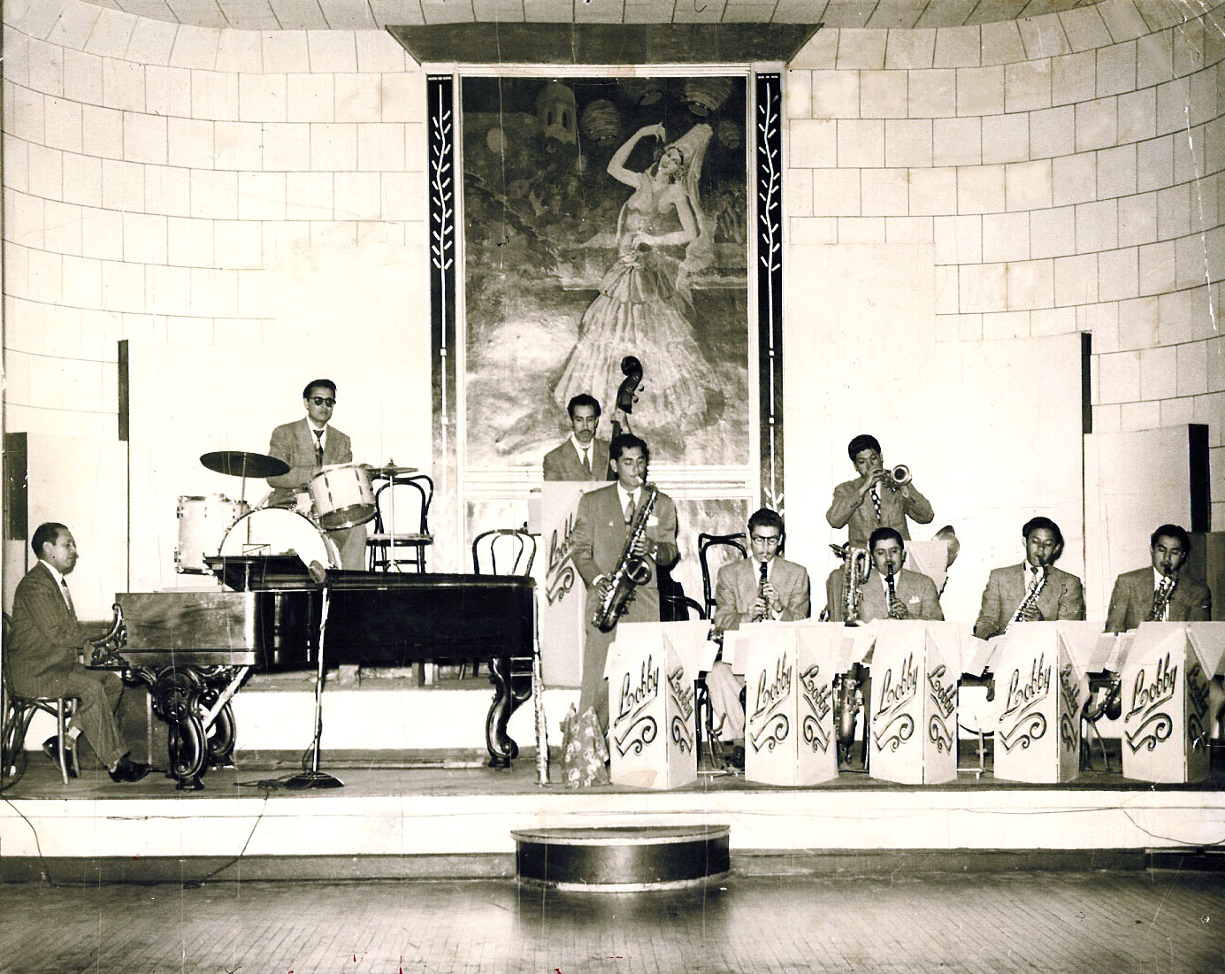 Tino Contreras en el Lobby Café con Héctor Hallal. Ciudad Juárez, finales de los años 40
