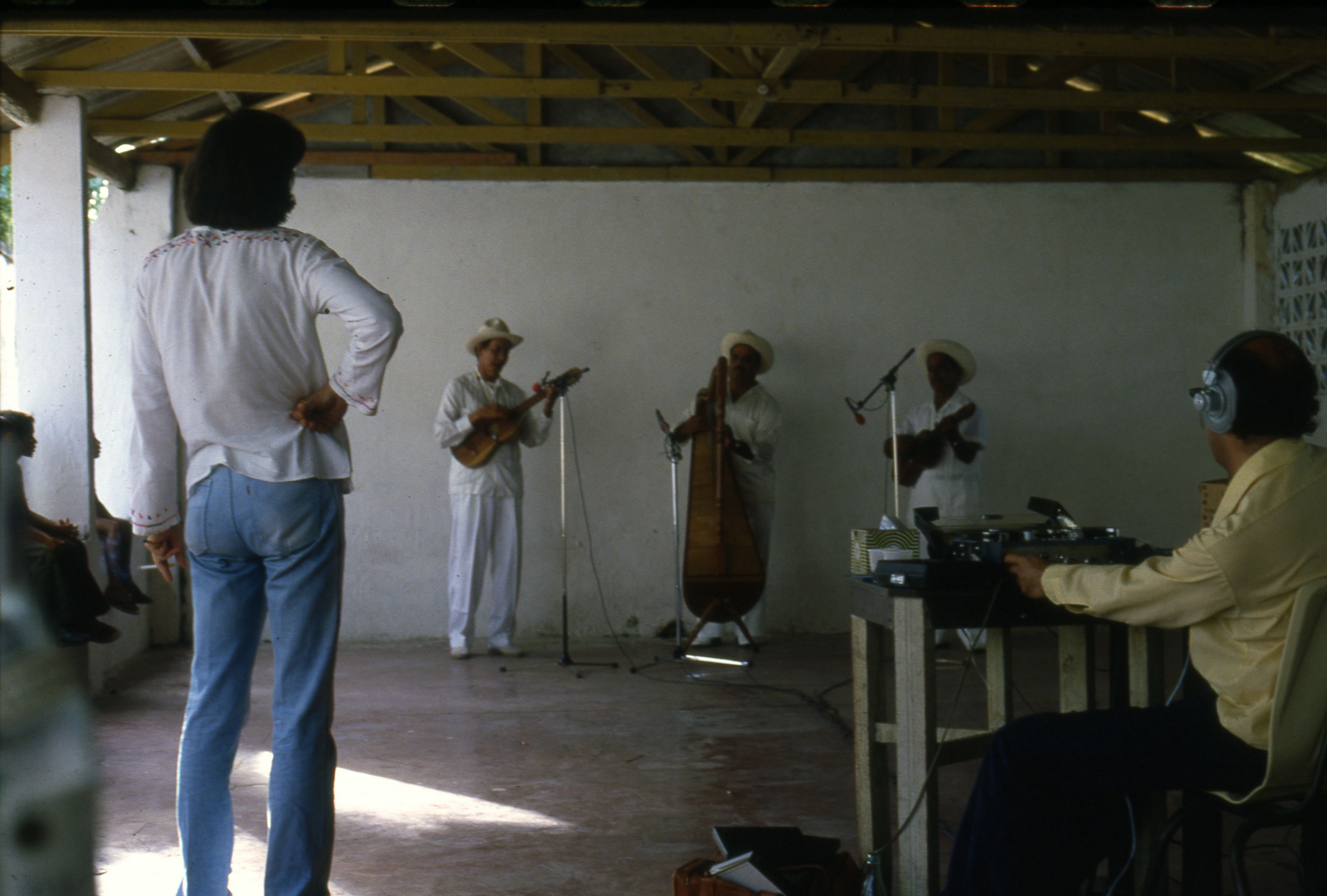 Eduardo Llerenas y Enrique Ramírez de Arellano grabando al Conjunto Alma Jarocha (Isidoro Gutiérrez