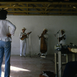 Eduardo Llerenas y Enrique Ramírez de Arellano grabando al Conjunto Alma Jarocha (Isidoro Gutiérrez