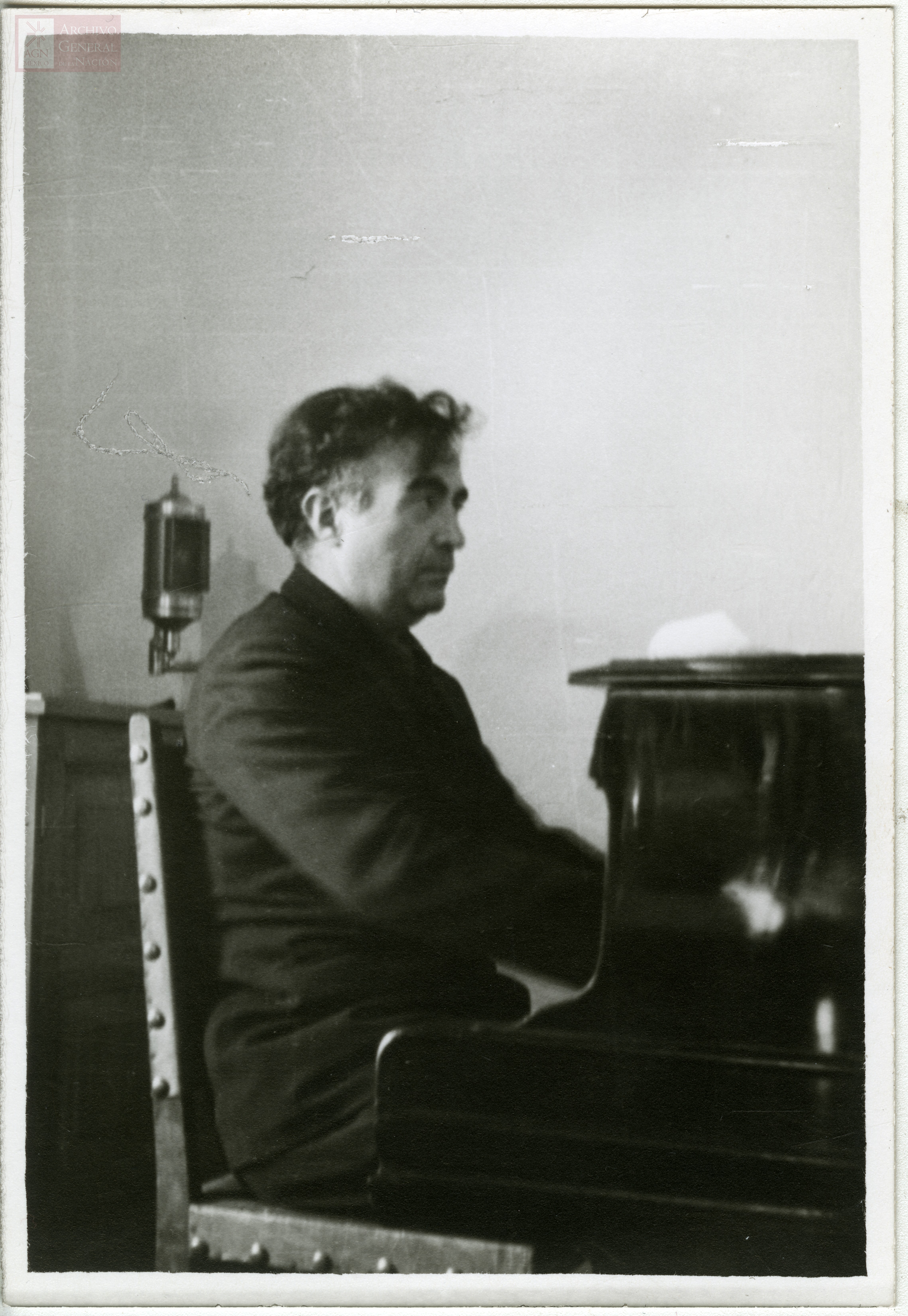 Carlos Chávez al piano, julio de 1942.